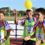 ５時間のペースランナーを務め、完走した吉田正さん（中央）＝日立市民運動公園陸上競技場