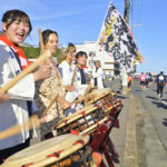 力強いバチさばきでランナーを応援する久慈浜山車太鼓保存会（濱連）のメンバー＝日立市みなと町