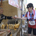 場内の飲食ブースで完走後の時間を楽しむ参加者＝日立市民運動公園