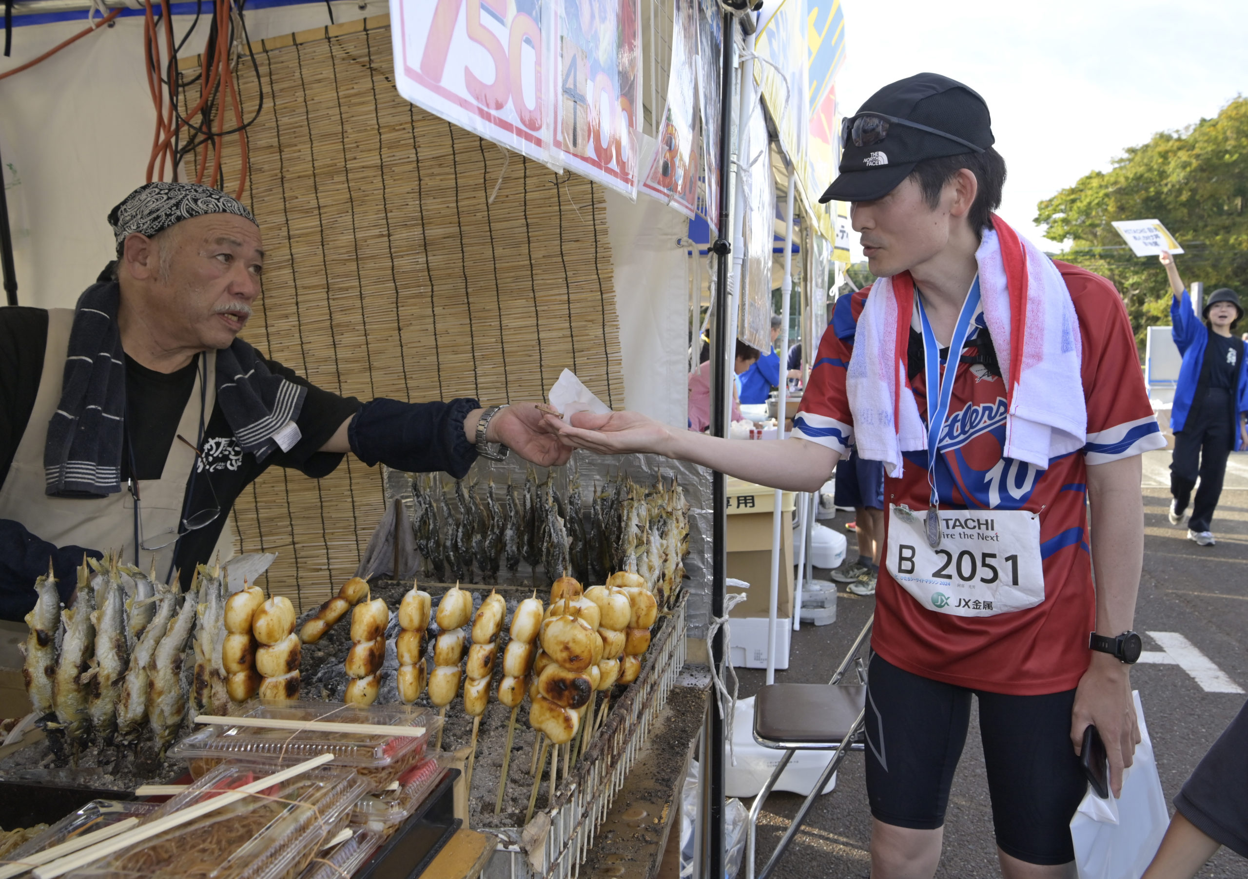 場内の飲食ブースで完走後の時間を楽しむ参加者＝日立市民運動公園