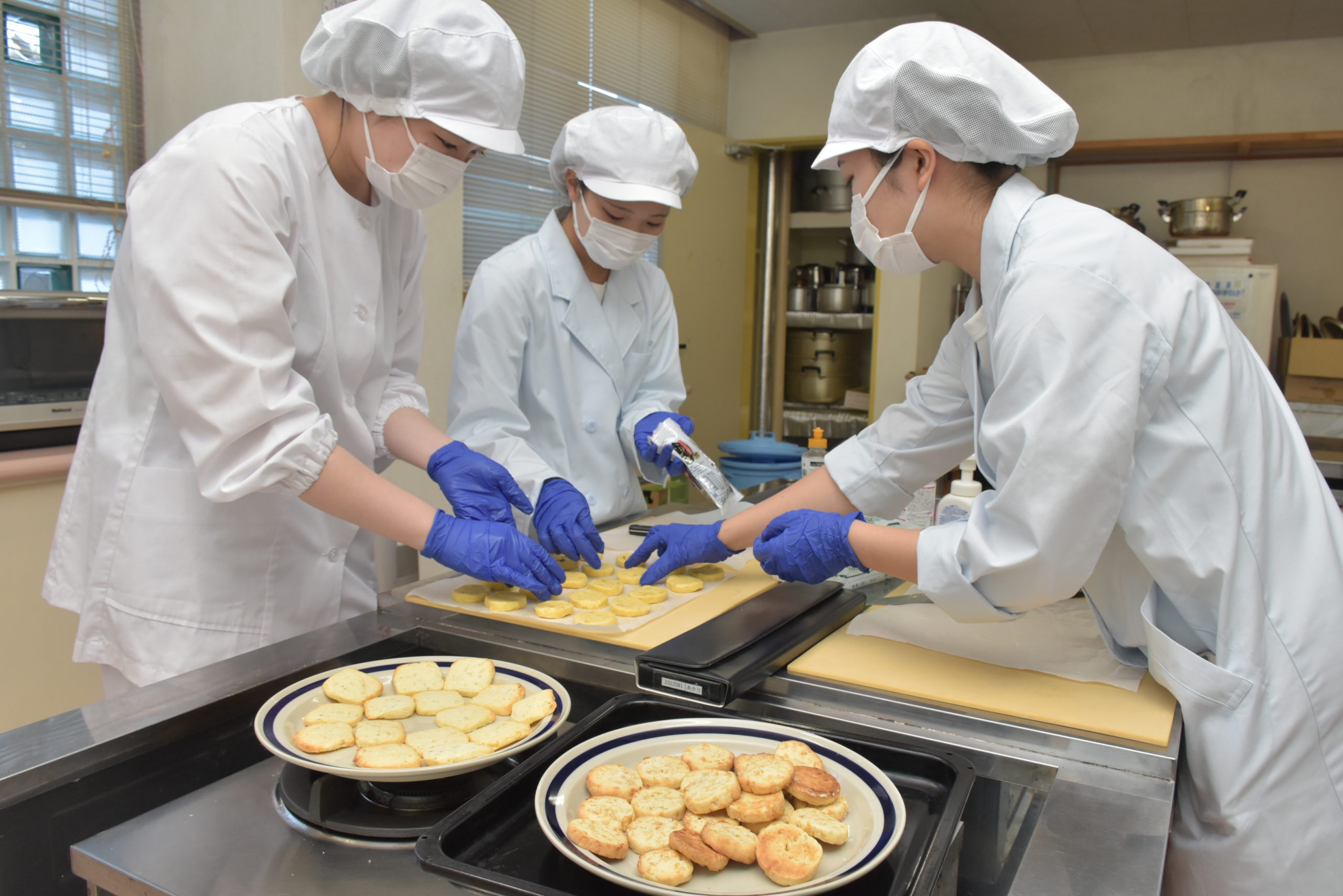 学生ら特産品で菓子作り 来月 日立・マラソン大会で配布