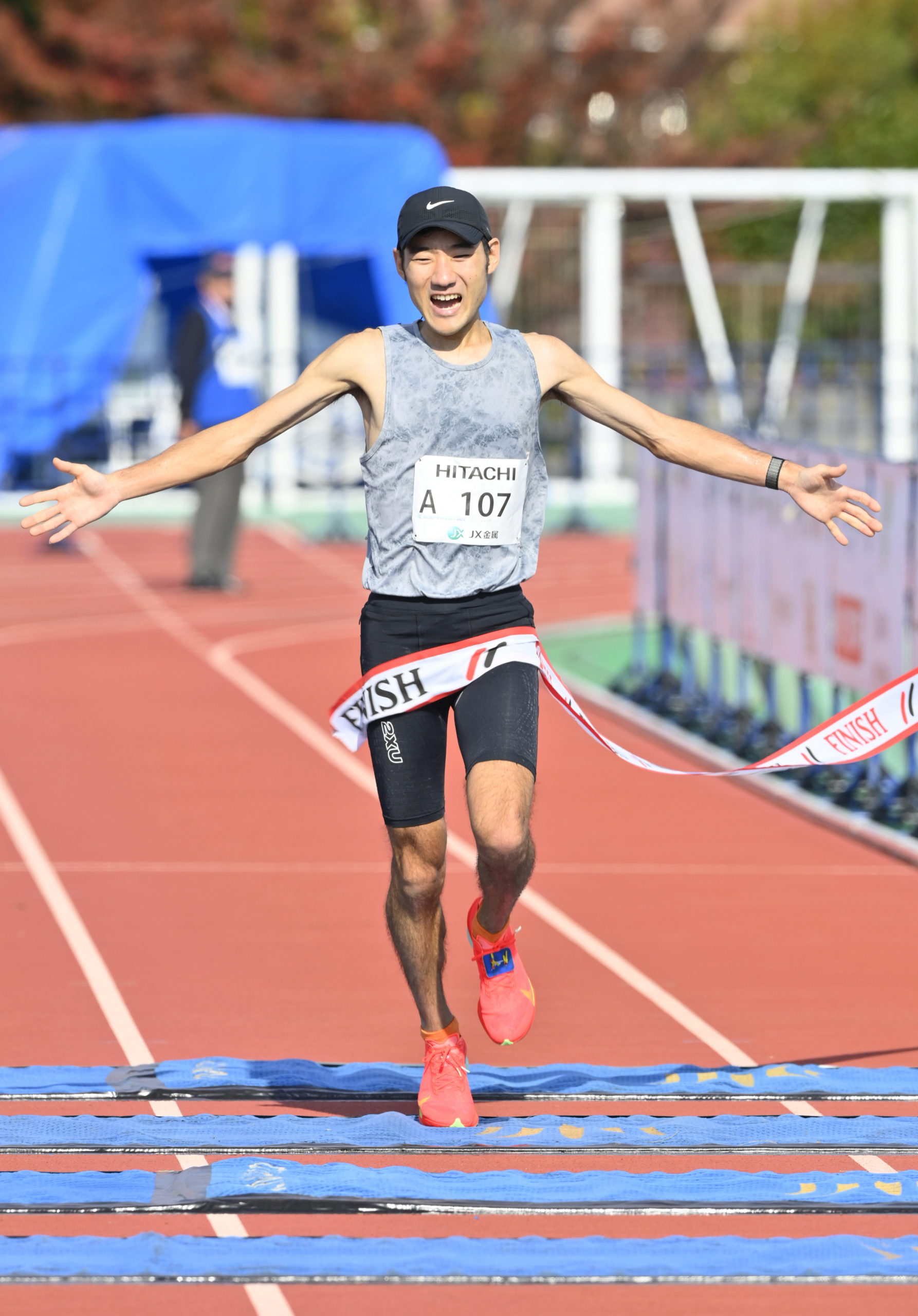 〈男子〉２時間２８分１３秒で総合優勝した阿由葉翔太（ゴーヤ）＝日立市民運動公園陸上競技場
